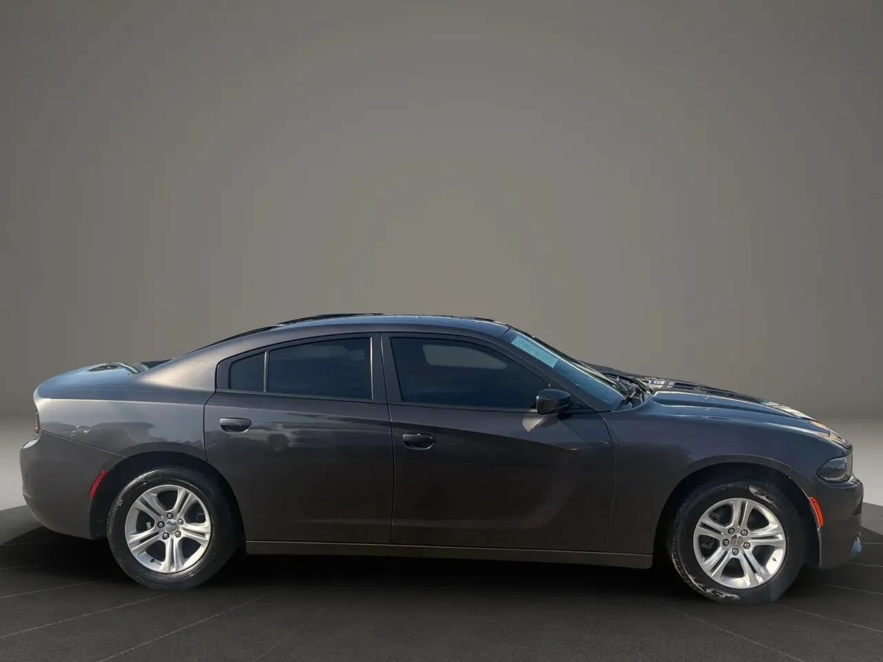 Used 2019 Dodge Charger SXT RWD image 6