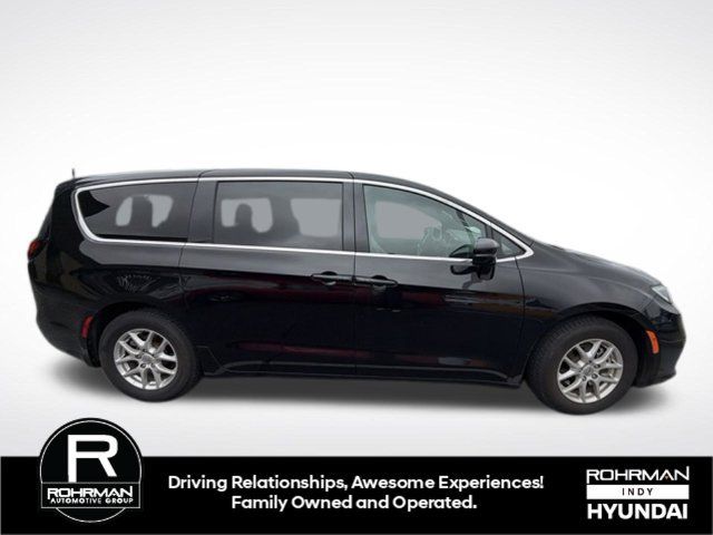 Used 2025 Chrysler Pacifica Select FWD image 4