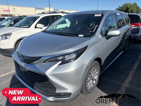Used 2024 Toyota Sienna LE FWD image 9