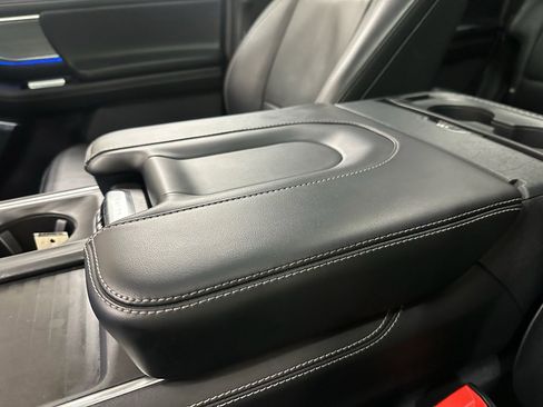 Used 2025 Ford Expedition Platinum image 39