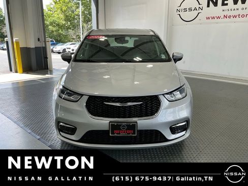 Used 2023 Chrysler Pacifica Touring-L FWD image 19