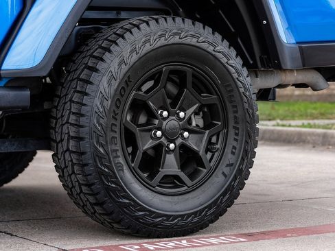 Used 2021 Jeep Gladiator Willys image 64