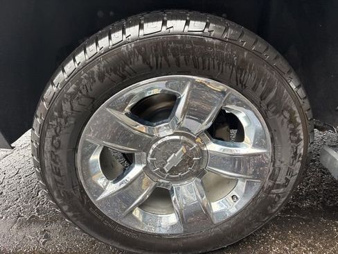 Used 2018 Chevrolet Suburban LT w/ LT Signature Package image 31