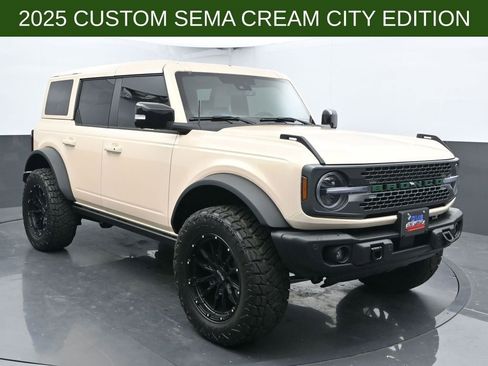 New 2025 Ford Bronco Badlands image 2