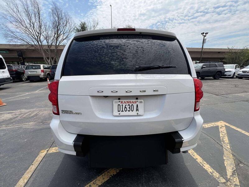 Used 2018 Dodge Grand Caravan SE FWD image 11