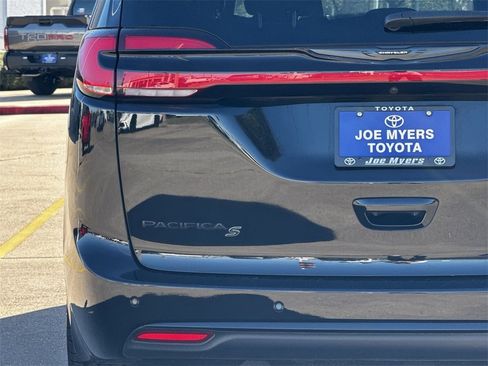Used 2025 Chrysler Pacifica Limited image 11