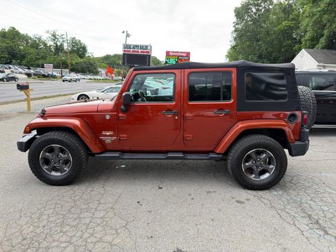 Used 2014 Jeep Wrangler Unlimited Sahara w/ Connectivity Group AWD/4WD image 8
