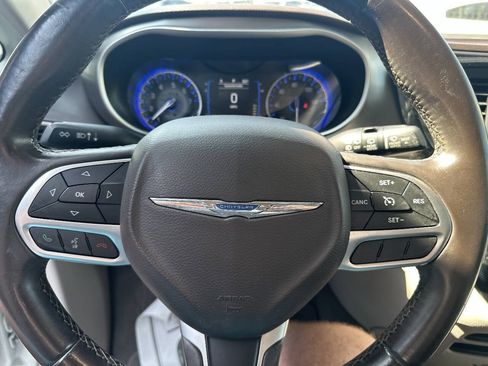 Used 2017 Chrysler Pacifica Touring-L FWD image 11