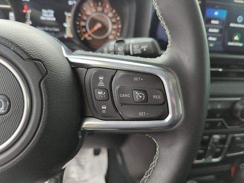 Used 2025 Jeep Wrangler Unlimited Sahara AWD/4WD image 38