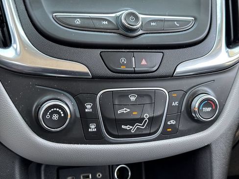 Used 2022 Chevrolet Equinox LT FWD image 18