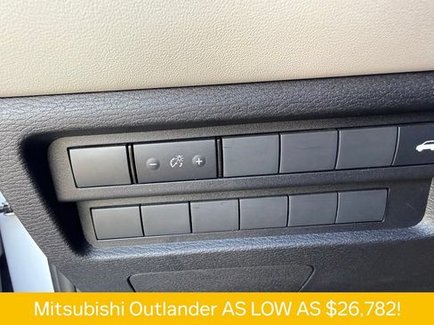 Used 2025 Mitsubishi Outlander SE FWD image 28