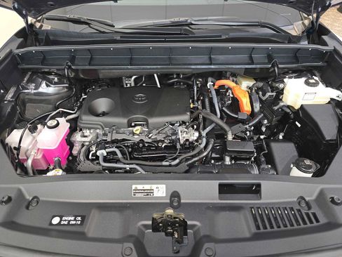 Used 2023 Toyota Highlander XLE AWD/4WD image 9