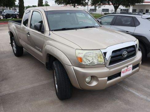 Used 2005 Toyota Tacoma PreRunner RWD image 2