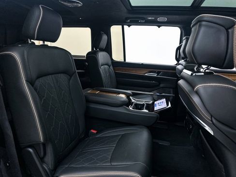 Used 2022 Jeep Grand Wagoneer Series III image 39