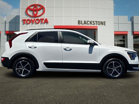 Used 2023 Kia Niro EX w/ EX Cold Weather Package FWD image 2
