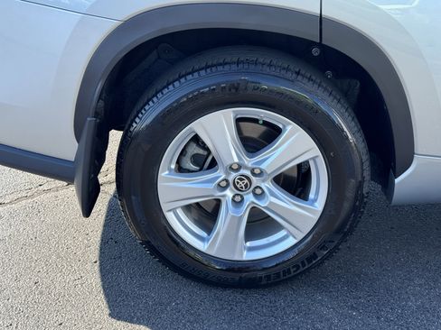 Used 2023 Toyota Highlander L image 40