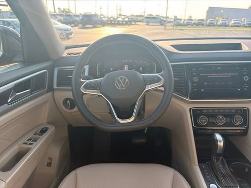 Certified 2023 Volkswagen Atlas SE w/ Panoramic Sunroof Package AWD/4WD image 16