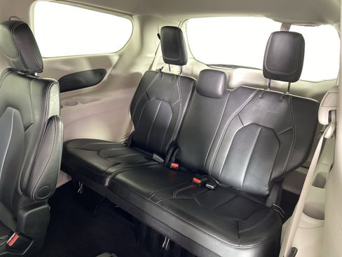 Used 2024 Chrysler Pacifica Touring-L image 33