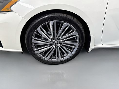 Used 2024 Nissan Altima 2.5 SL FWD image 38