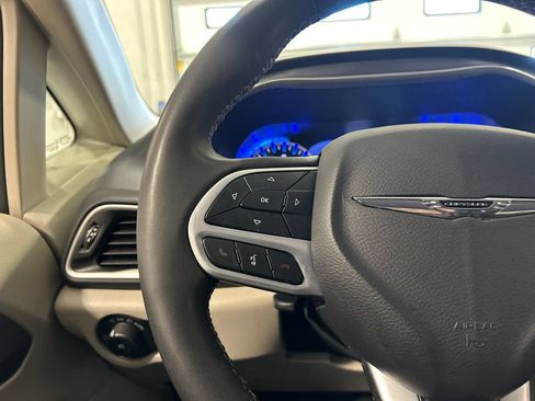 Used 2023 Chrysler Pacifica Touring-L FWD image 18