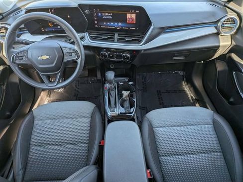Used 2025 Chevrolet Trax LT FWD image 27