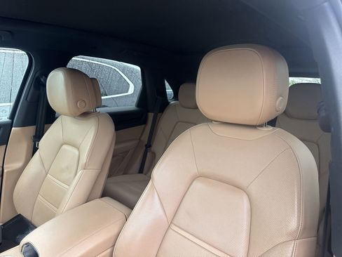 Used 2022 Porsche Cayenne AWD/4WD image 7