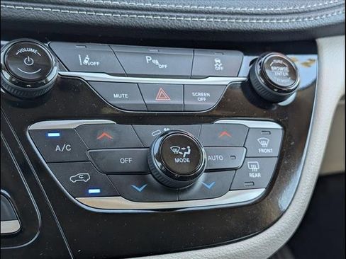 Used 2024 Chrysler Pacifica Select image 15