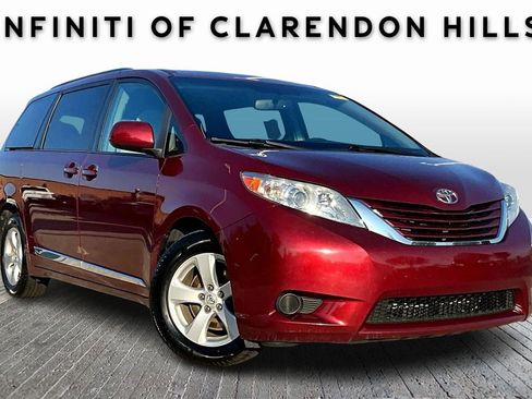 Used 2017 Toyota Sienna LE image 1