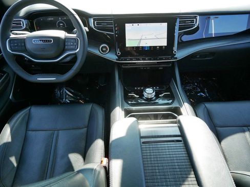 Used 2023 Jeep Wagoneer Series III w/ Flexible Seating Group image 15