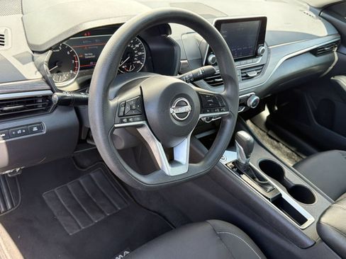 Used 2025 Nissan Altima 2.5 SV FWD image 4