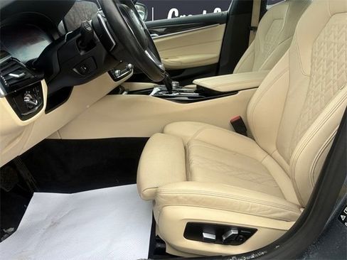 Used 2022 BMW 530i xDrive w/ Premium Package image 9