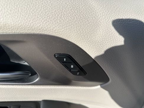 Used 2023 Chrysler Pacifica Touring-L image 8