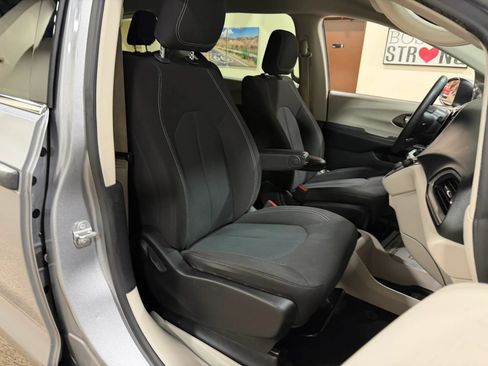Used 2021 Chrysler Voyager L FWD image 37