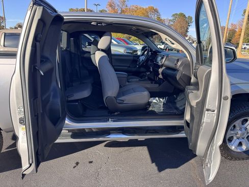 Used 2017 Toyota Tacoma SR image 25