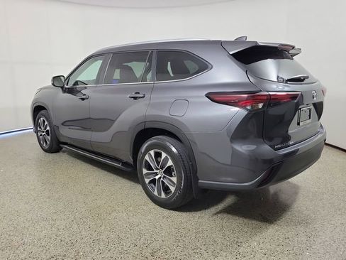 Used 2024 Toyota Highlander XLE image 7