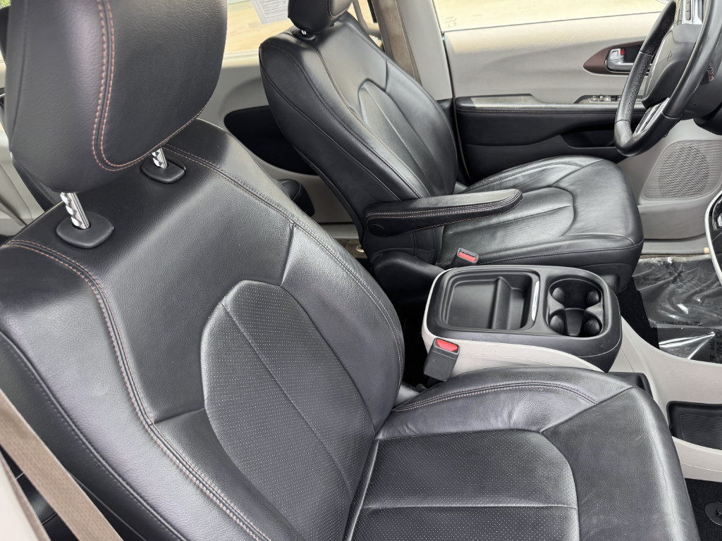 Used 2018 Chrysler Pacifica Touring-L FWD image 28