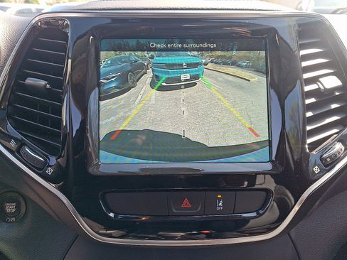 Used 2022 Jeep Cherokee Limited image 18