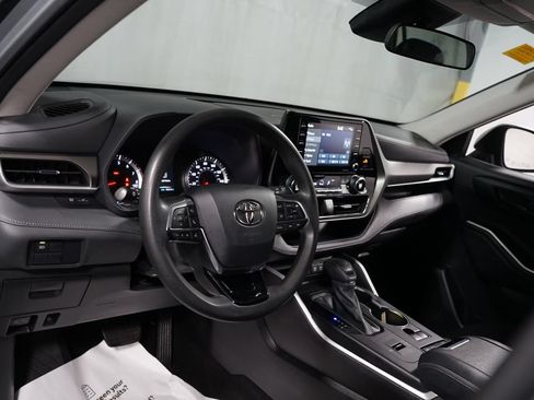 Used 2021 Toyota Highlander L FWD image 11