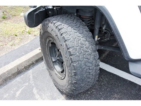 Used 2020 Jeep Wrangler Unlimited Sahara AWD/4WD image 32