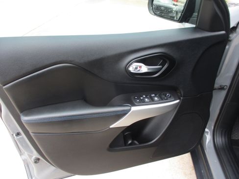 Used 2020 Jeep Cherokee Latitude image 5