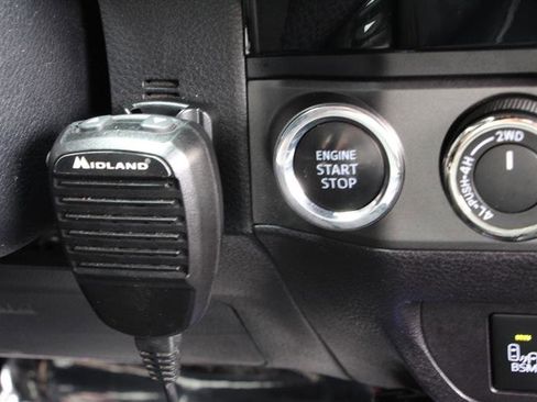 Used 2018 Toyota Tacoma TRD Sport w/ Technology Package image 21