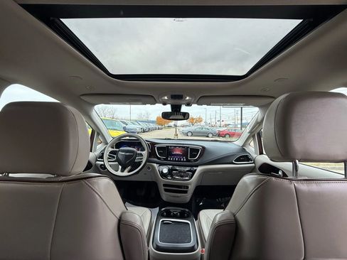 Used 2020 Chrysler Pacifica Limited image 36