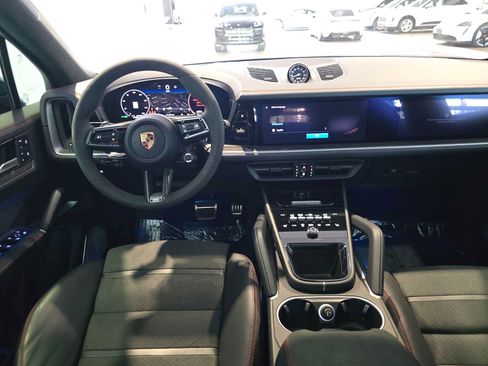 Used 2025 Porsche Cayenne GTS AWD/4WD image 20