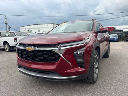 Used 2025 Chevrolet Trax LT FWD image 7