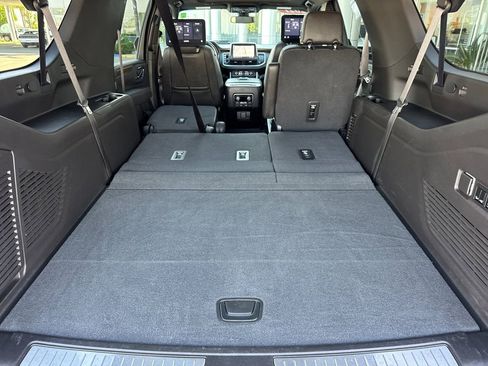 Used 2021 Chevrolet Suburban Premier RWD image 18