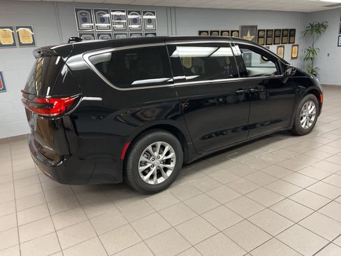 Used 2026 Chrysler Pacifica Limited image 14