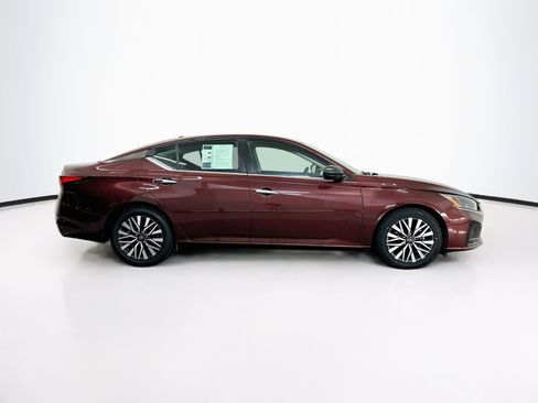 Used 2024 Nissan Altima 2.5 SV FWD image 10