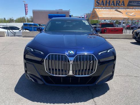Used 2023 BMW i7 xDrive60 w/ Parking Assistance Package AWD/4WD image 2