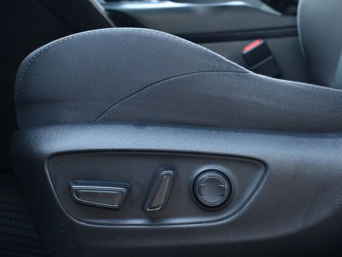 Used 2024 Toyota Venza LE image 27