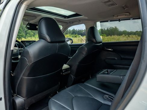 Used 2020 Toyota Highlander XLE FWD image 13